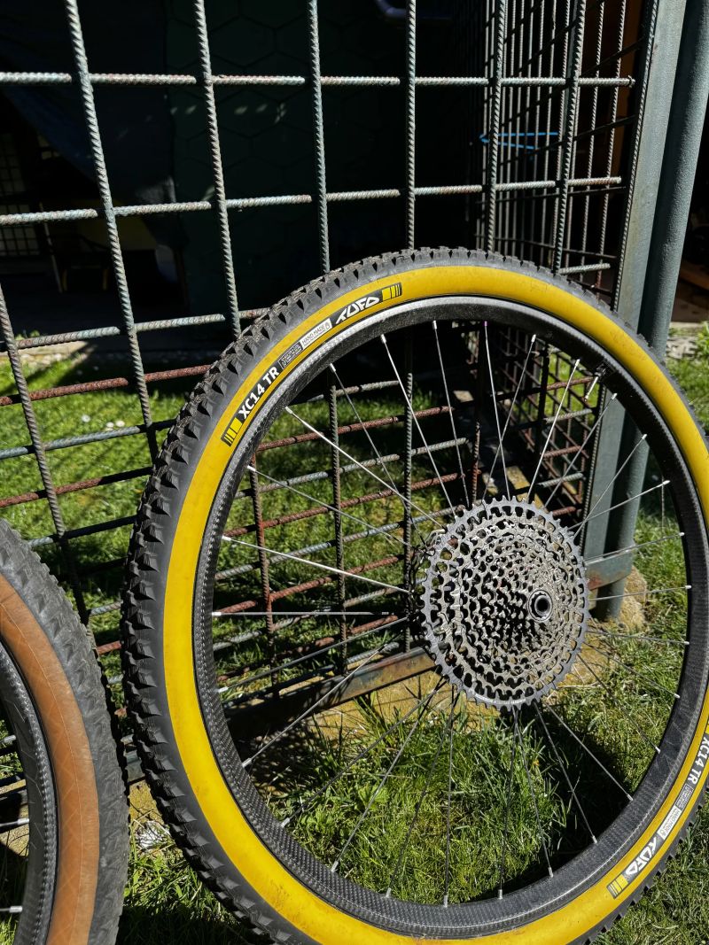 Prodám ultra lehký custum kola. 