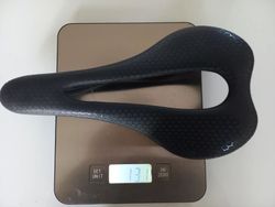 Karbonové sedlo 131g, 150 x 275mm