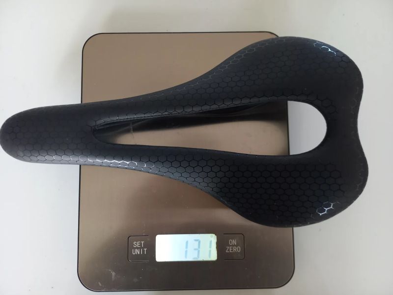 Karbonové sedlo 131g, 150 x 275mm