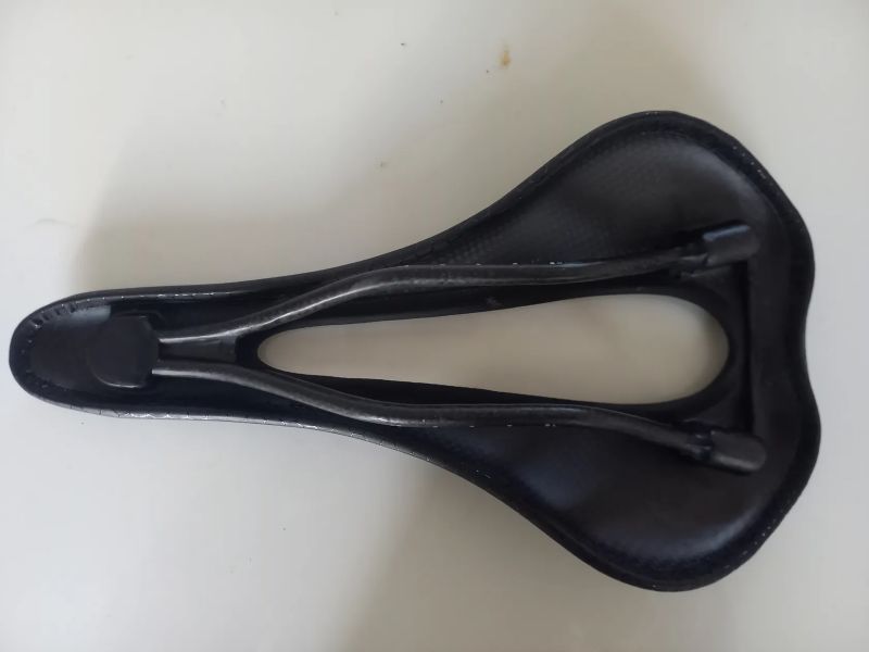 Karbonové sedlo 131g, 150 x 275mm