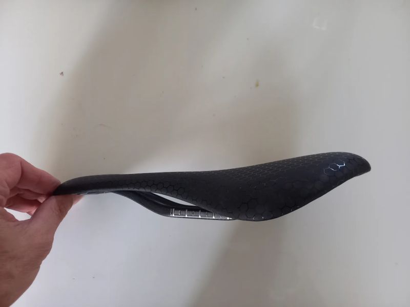 Karbonové sedlo 131g, 150 x 275mm