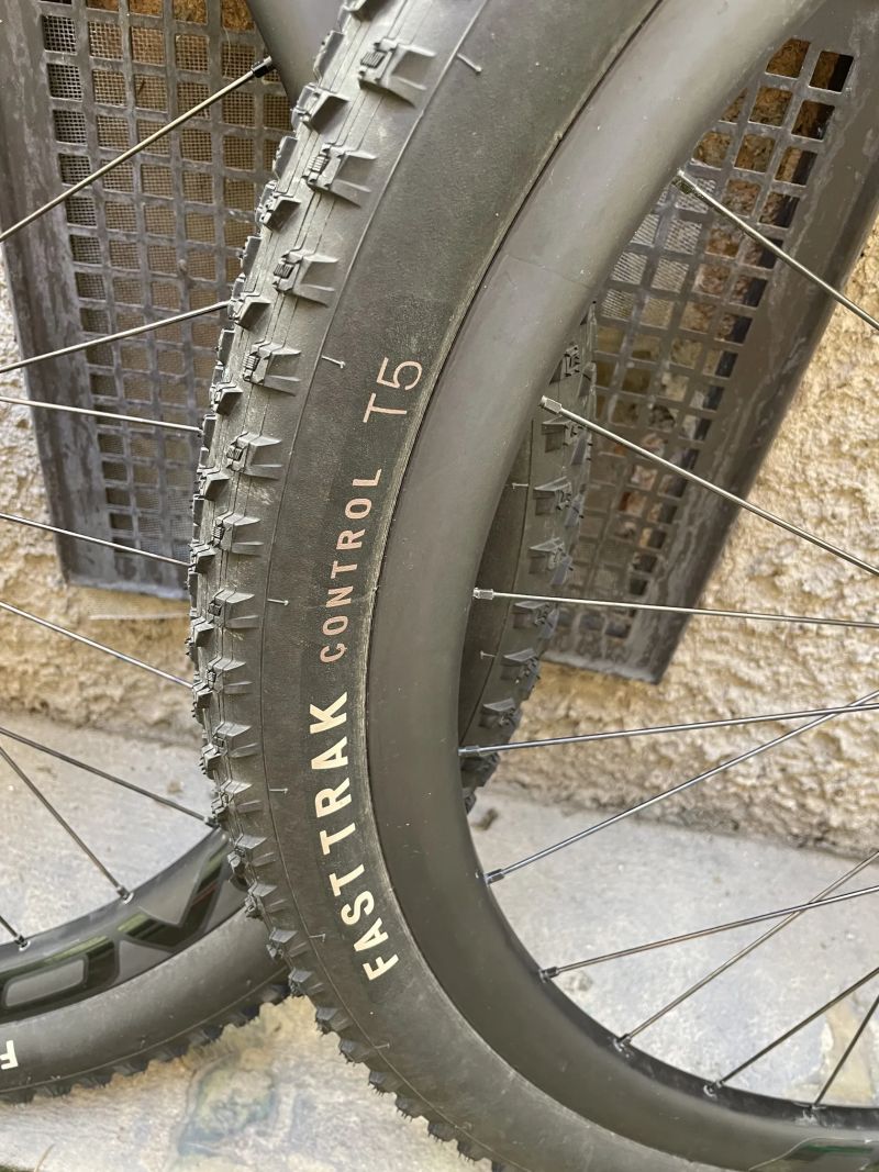 Kola Specialized Roval Carbon Control 622x25