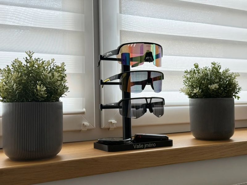Stojánek na 3 cyklistické brýle - personalizovaný