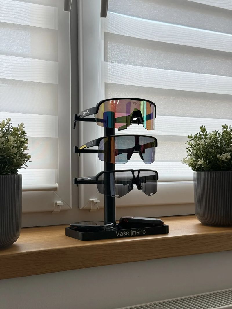 Stojánek na 3 cyklistické brýle - personalizovaný