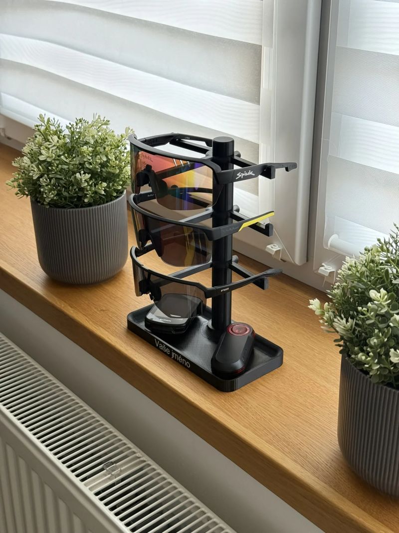 Stojánek na 3 cyklistické brýle - personalizovaný