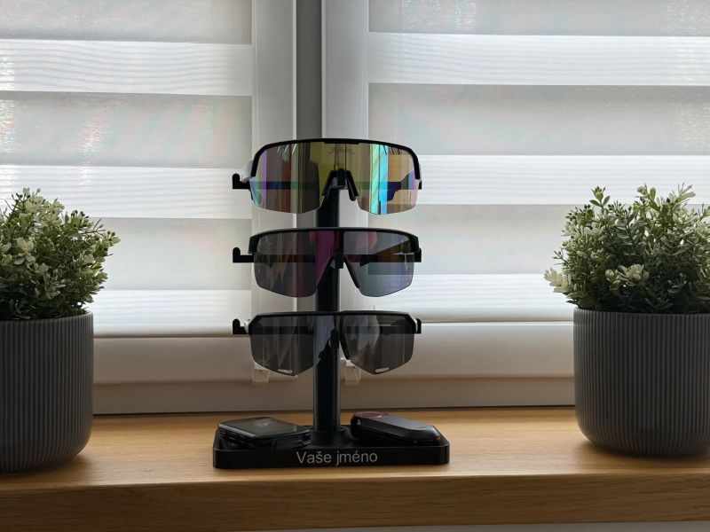 Stojánek na 3 cyklistické brýle - personalizovaný