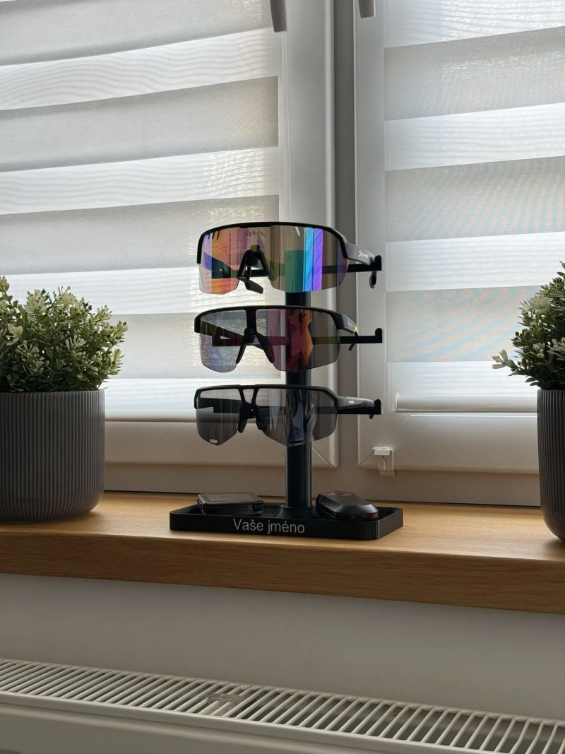 Stojánek na 3 cyklistické brýle - personalizovaný