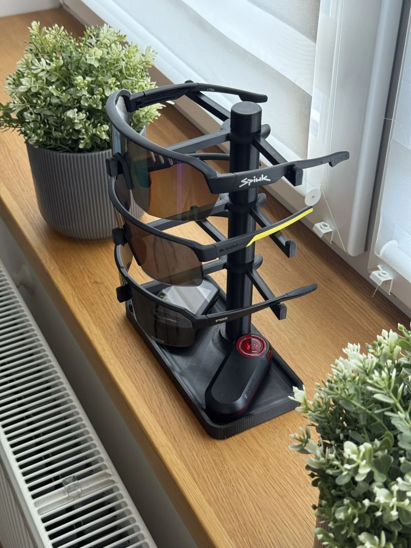 Stojánek na 3 cyklistické brýle