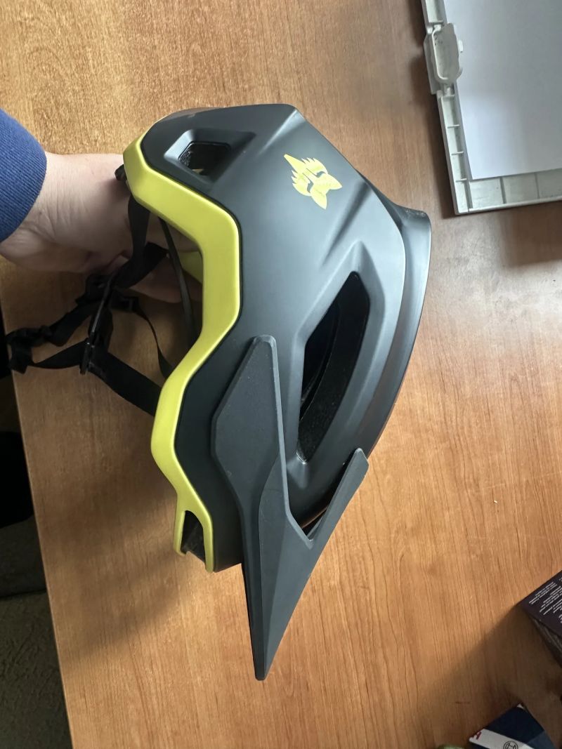 Prodám helmu FOX Speedframe 