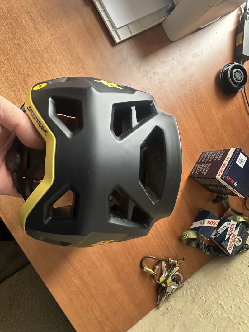 Prodám helmu FOX Speedframe 