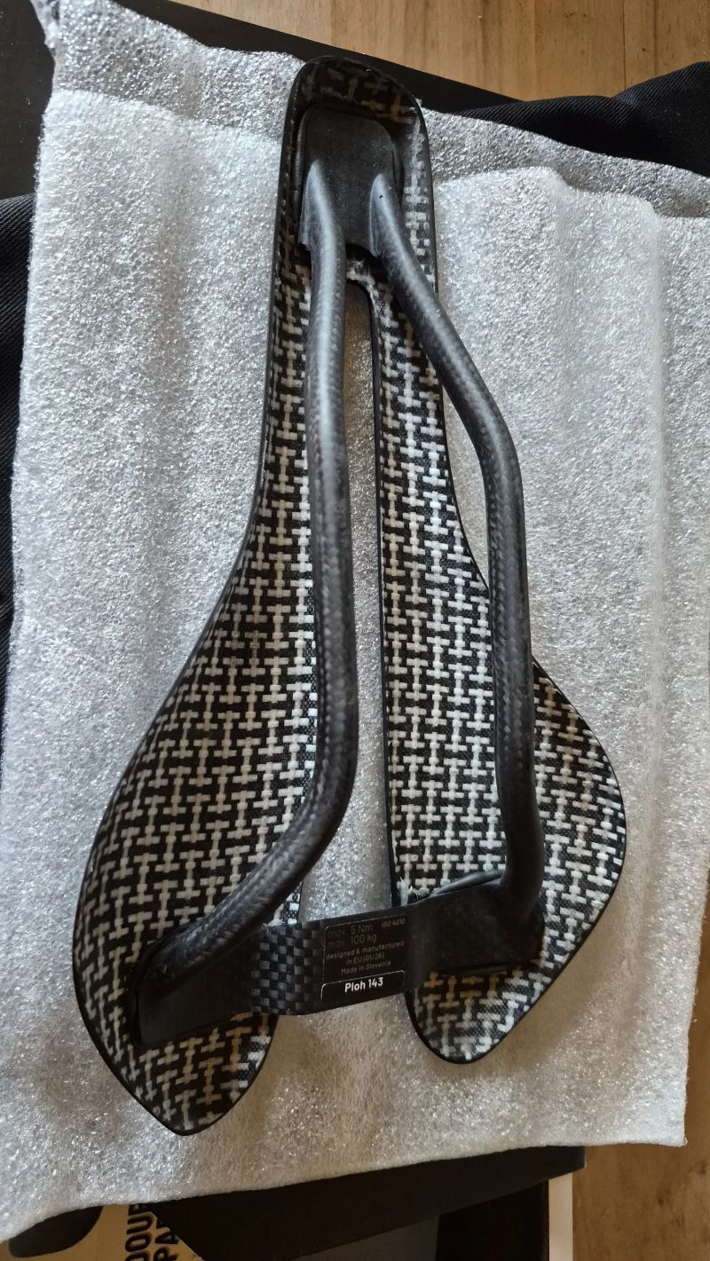 Sedlo BERK COMPOSITES Ploh 3K karbon matný