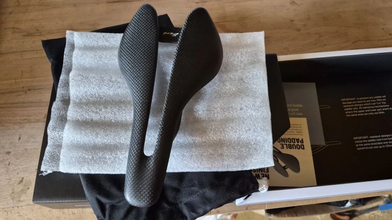 Sedlo BERK COMPOSITES Ploh 3K karbon matný