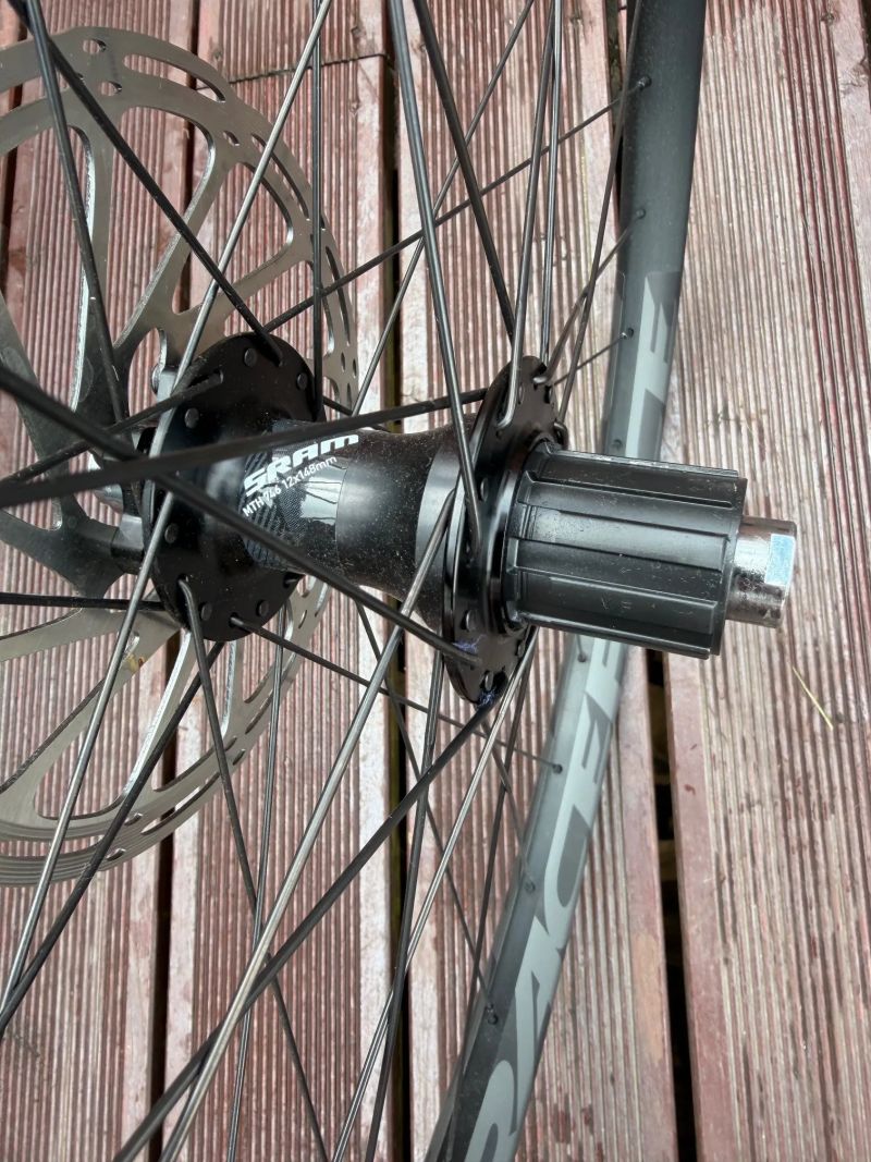 zánovní vyplety Sram a RaceFace + kotouče