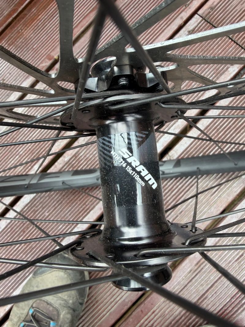 zánovní vyplety Sram a RaceFace + kotouče