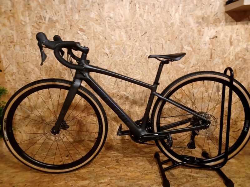 Gravel kolo Specialized Diverge Sport Carbon 2025 Satin Carbon / Blue Onyx, velikost XS