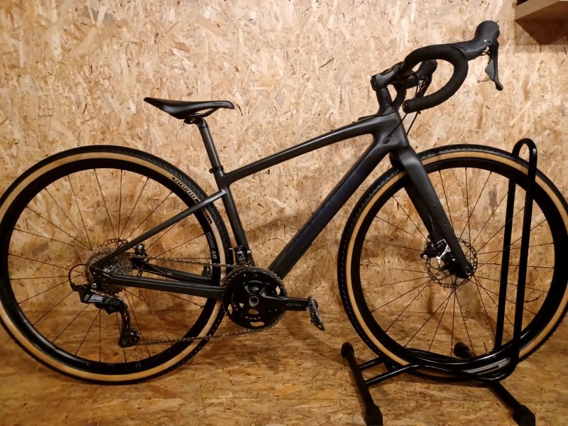 Gravel kolo Specialized Diverge Sport Carbon 2025 Satin Carbon / Blue Onyx, velikost XS