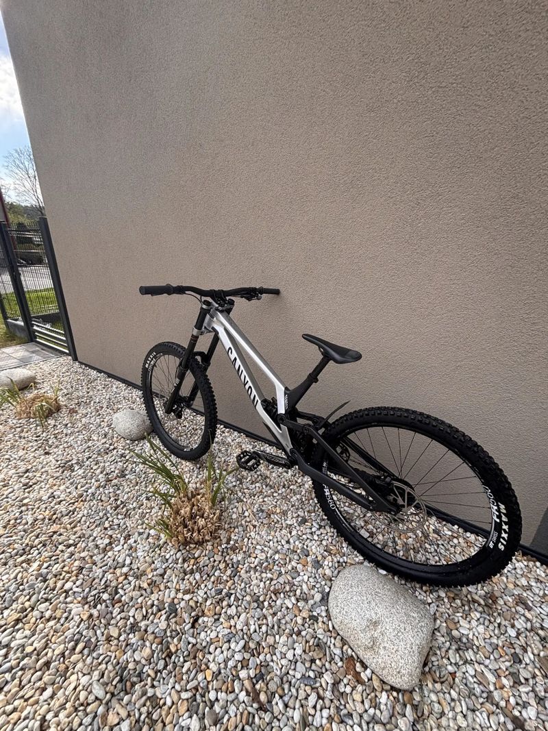 Na prodej: Canyon Sender L (2023) – kolo ve stavu jako z krabice!