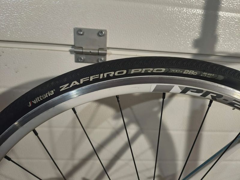 Dámské silniční kolo LIV Avail 1 velikost L, pro výšku 175 - 185 cm.