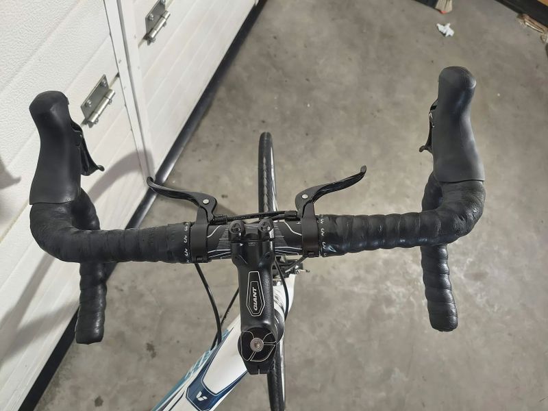 Dámské silniční kolo LIV Avail 1 velikost L, pro výšku 175 - 185 cm.