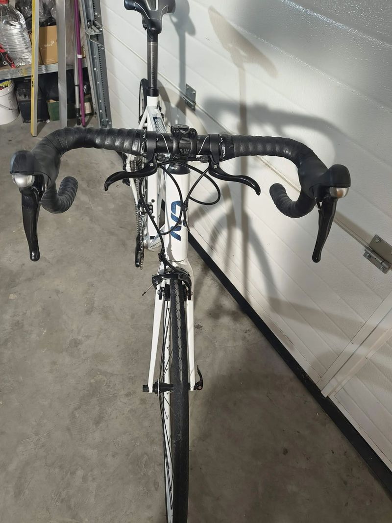 Dámské silniční kolo LIV Avail 1 velikost L, pro výšku 175 - 185 cm.