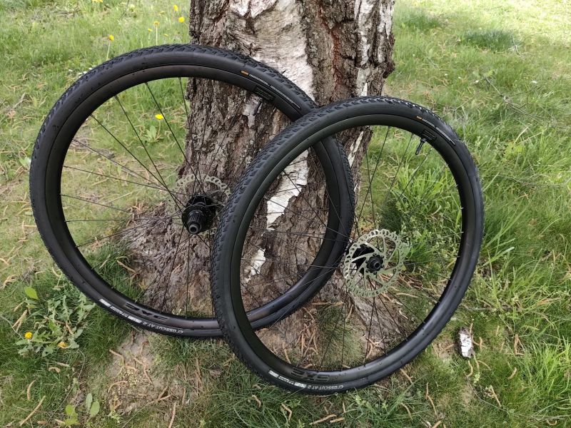 Nová gravel kola Giant SX2 sundaná z Giant Revolt 1 2025