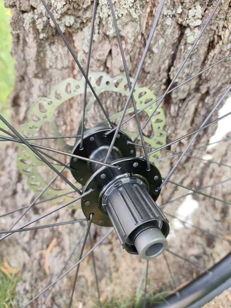 Nová gravel kola Giant SX2 sundaná z Giant Revolt 1 2025