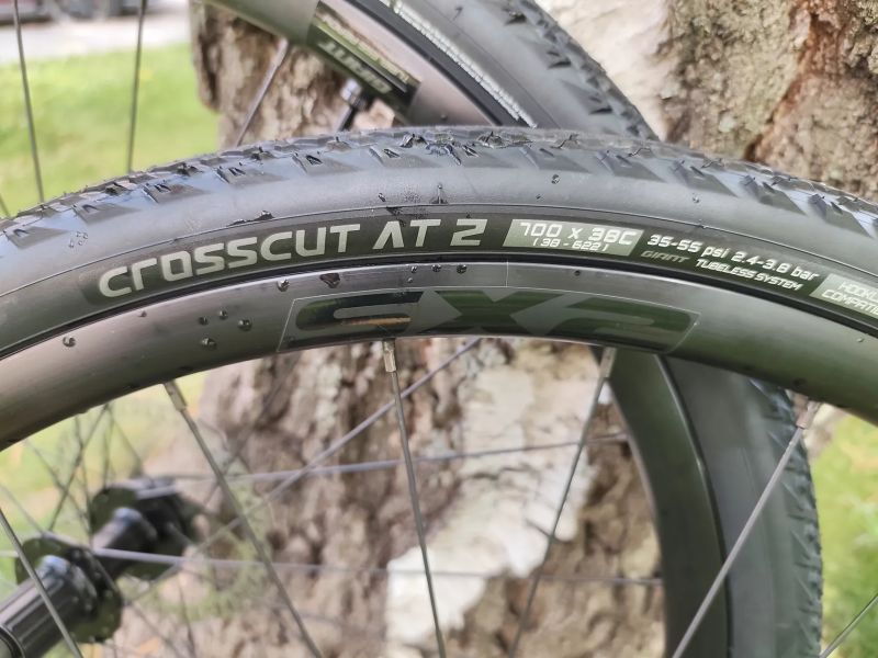 Nová gravel kola Giant SX2 sundaná z Giant Revolt 1 2025