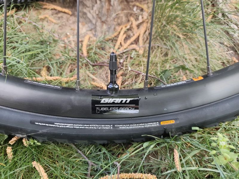 Nová gravel kola Giant SX2 sundaná z Giant Revolt 1 2025