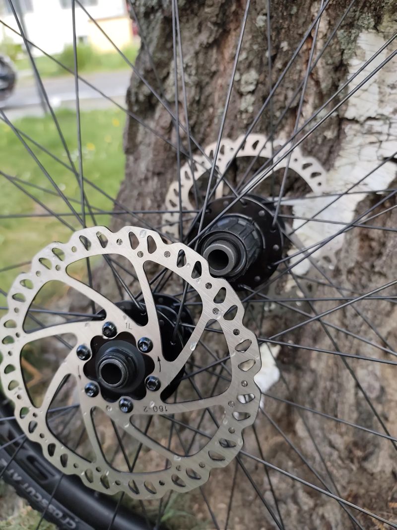 Nová gravel kola Giant SX2 sundaná z Giant Revolt 1 2025