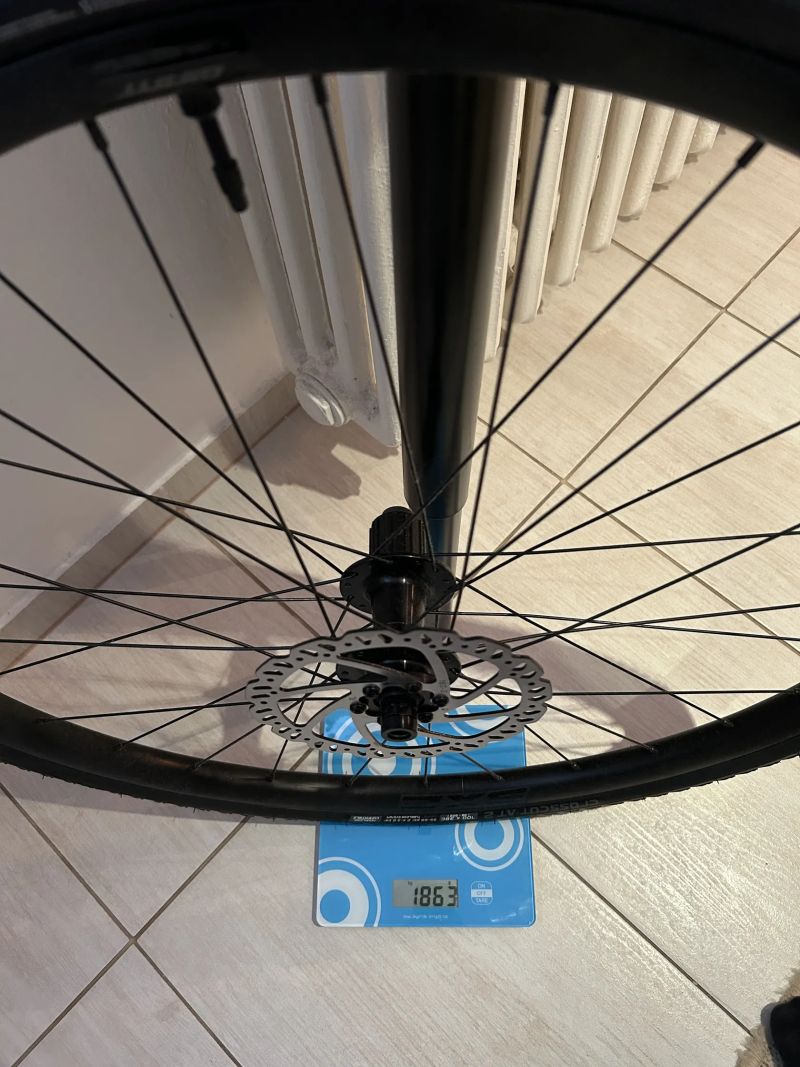 Nová gravel kola Giant SX2 sundaná z Giant Revolt 1 2025