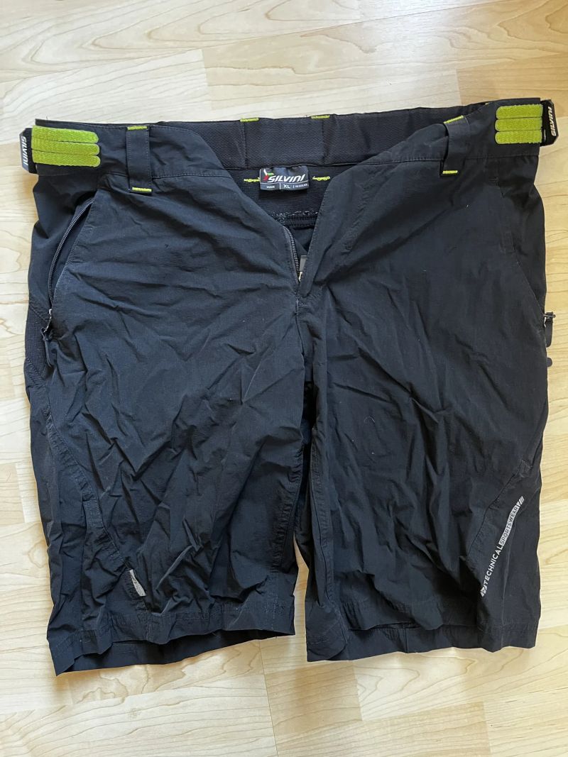 Balík oblečení- kraťasy a dresy