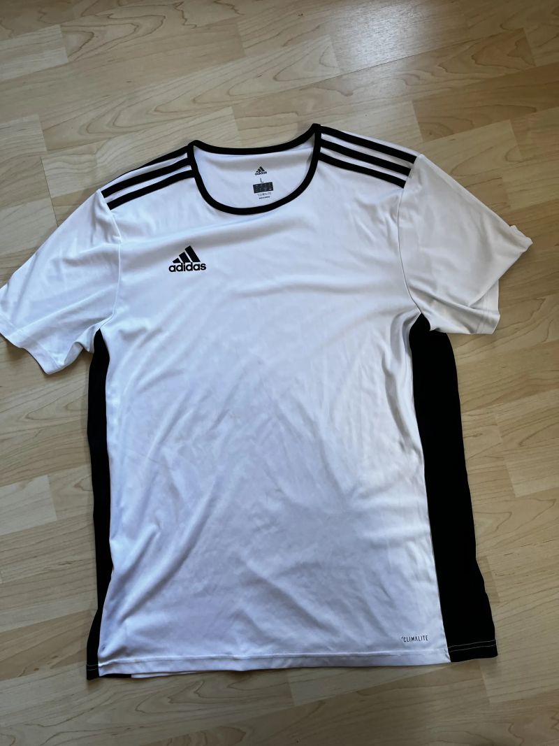 Balík oblečení- kraťasy a dresy