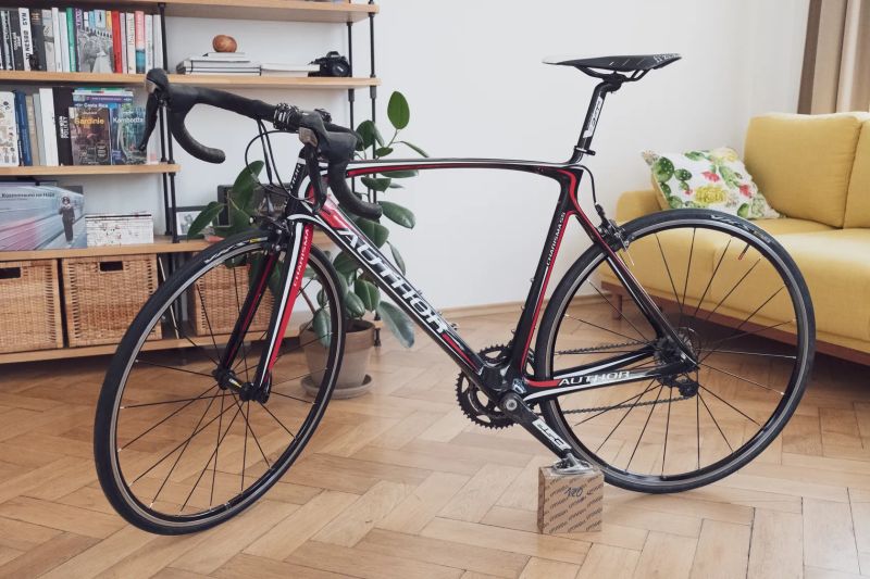 SILNIČNÍ KOLO AUTHOR CHARISMA 55 (KARBON, 7,9 kg) – TOP STAV