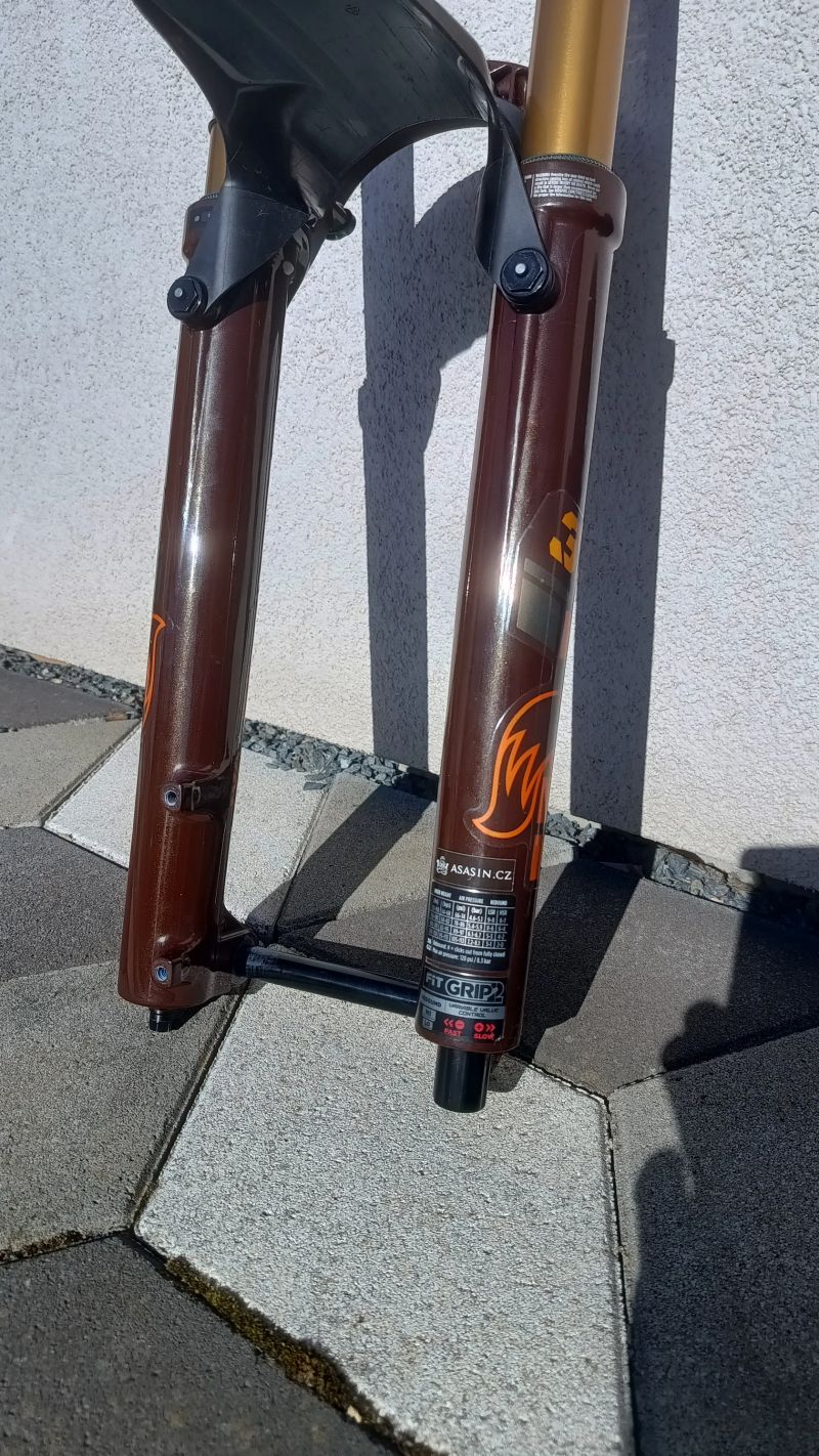 *LIMITKA* Root Beer Fox Factory Grip 2 160mm + blatníček