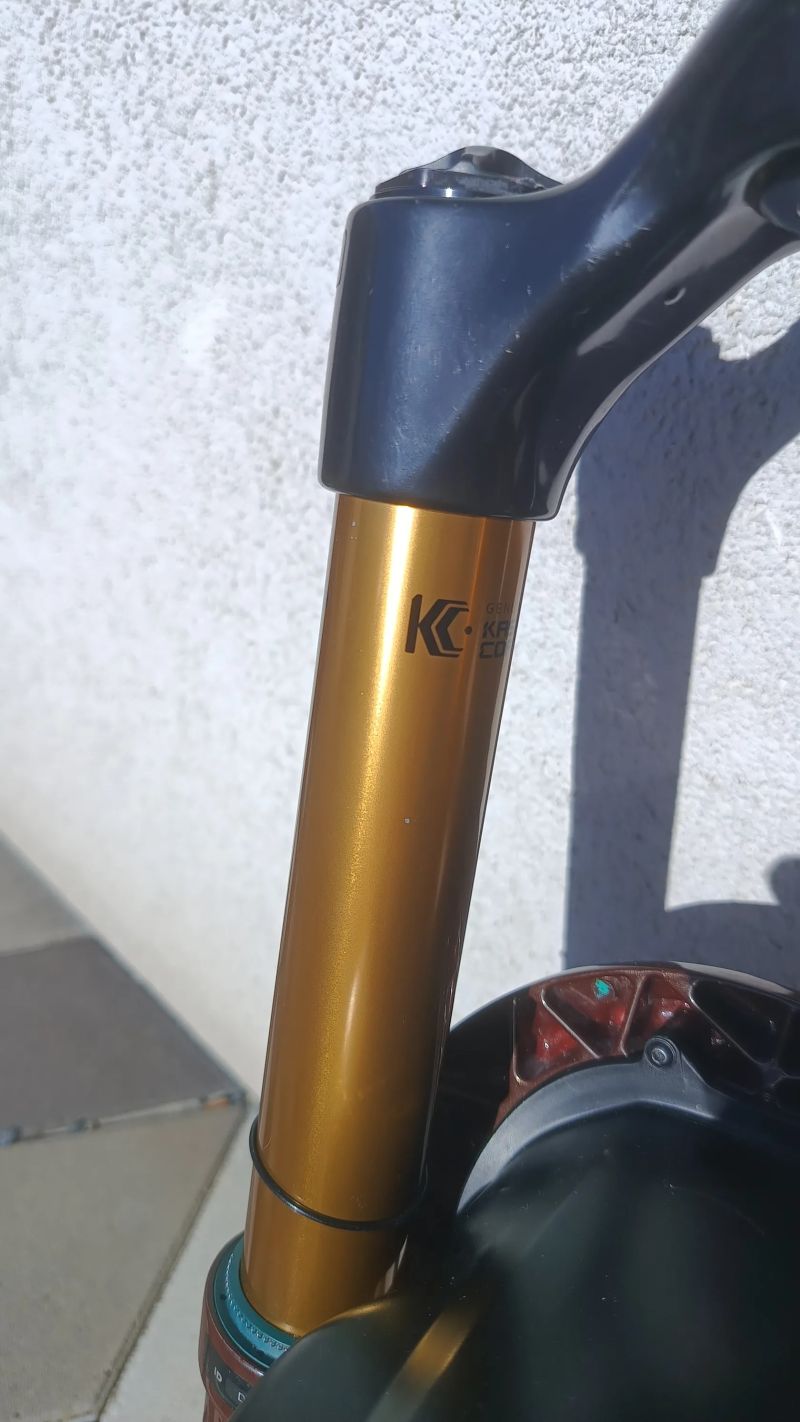 *LIMITKA* Root Beer Fox Factory Grip 2 160mm + blatníček