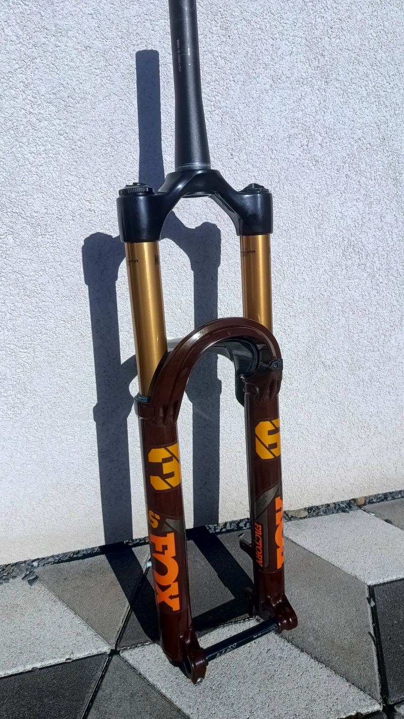 *LIMITKA* Root Beer Fox Factory Grip 2 160mm + blatníček