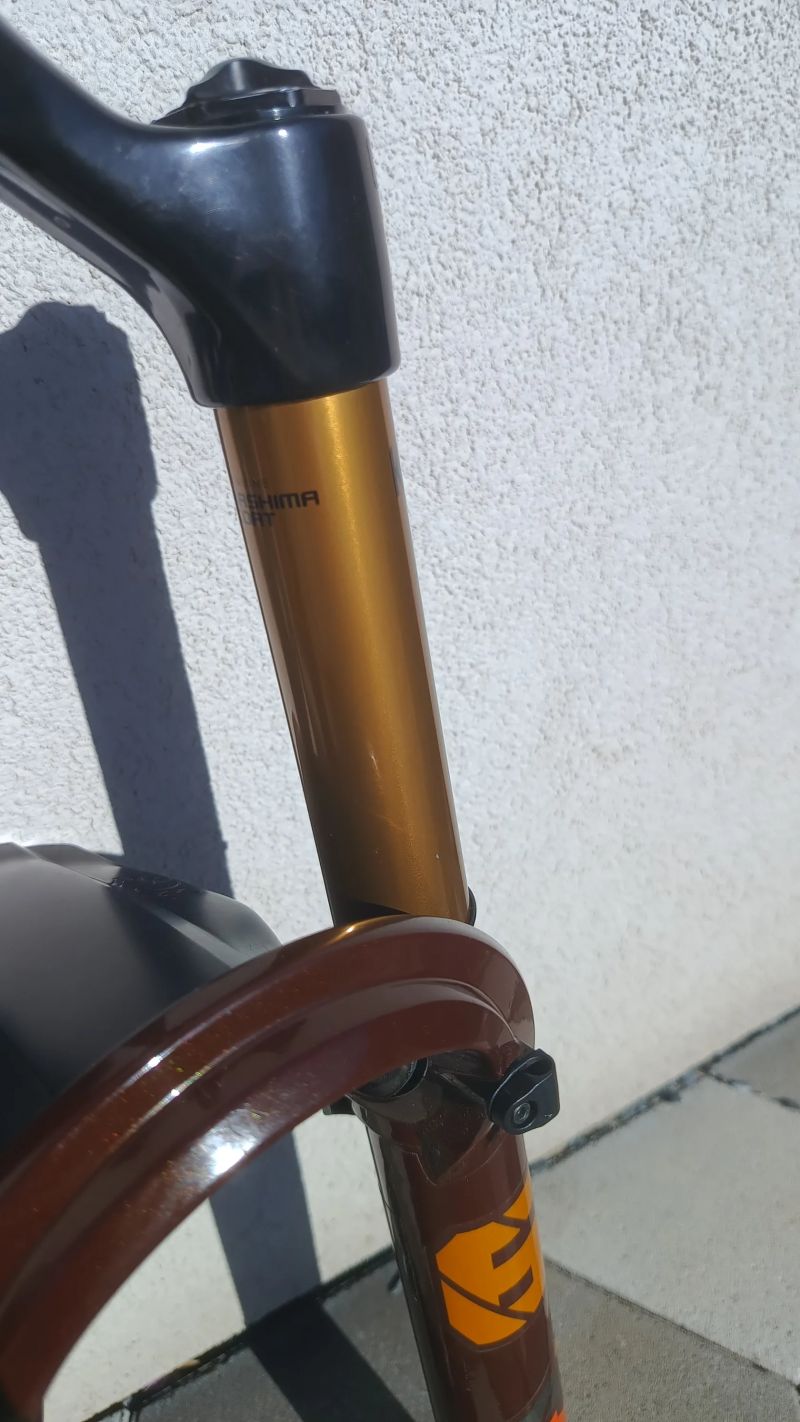 *LIMITKA* Root Beer Fox Factory Grip 2 160mm + blatníček