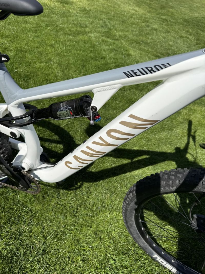 Canyon Neuron Young Hero, vel. XS