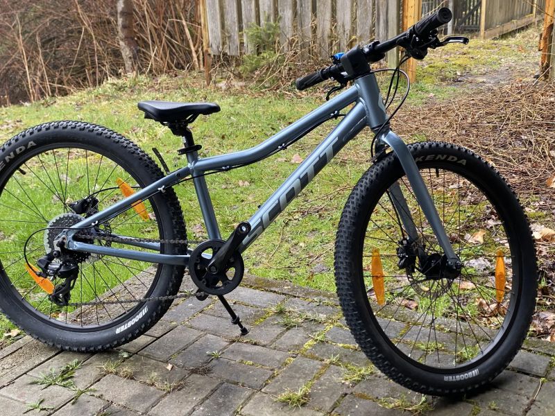 Cube stereo 240 pro, Scott Roxter a speedster 24,Commencal Meta 24, Ramones 24, Clash 24