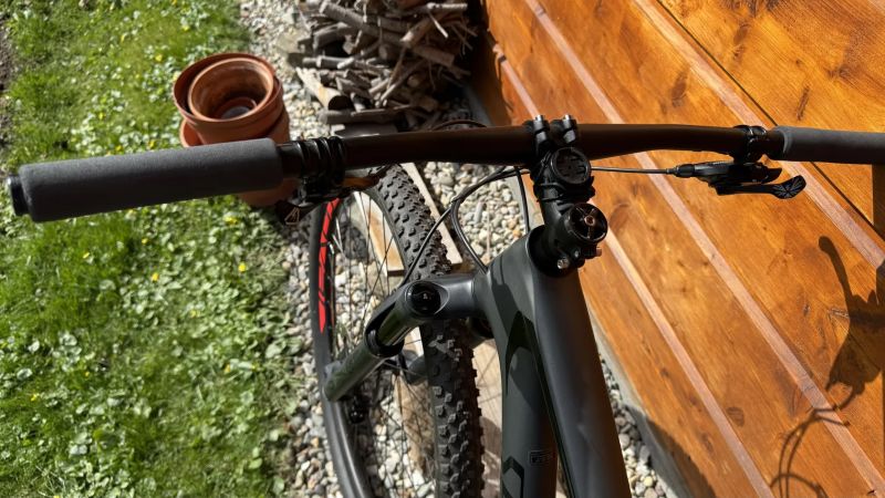  Prodám horské kolo Specialized Epic Expert Carbon modelový rok 2020. Velikost M. Velice dobrý stav,