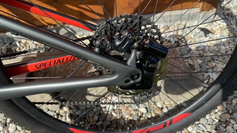  Prodám horské kolo Specialized Epic Expert Carbon modelový rok 2020. Velikost M. Velice dobrý stav,