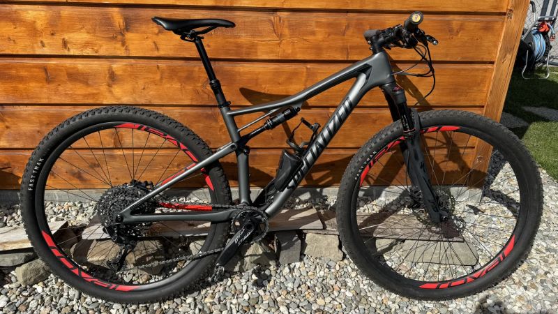  Prodám horské kolo Specialized Epic Expert Carbon modelový rok 2020. Velikost M. Velice dobrý stav,