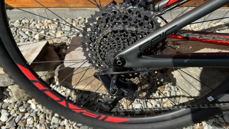  Prodám horské kolo Specialized Epic Expert Carbon modelový rok 2020. Velikost M. Velice dobrý stav,