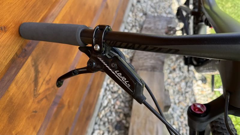  Prodám horské kolo Specialized Epic Expert Carbon modelový rok 2020. Velikost M. Velice dobrý stav,