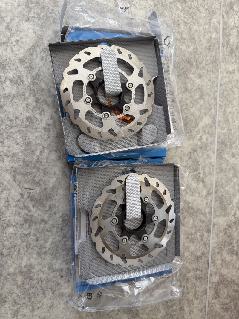 2x Kotouč Shimano SM-RT70 140 mm 