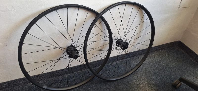 Výplety na horské kolo 622 x 25, přední náboj 15 x110, zadní náboj 12 x 148, průmyslová ložiska