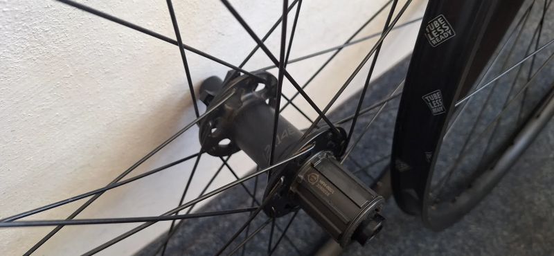 Výplety na horské kolo 622 x 25, přední náboj 15 x110, zadní náboj 12 x 148, průmyslová ložiska