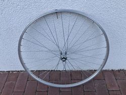 Krásné přední silniční kolo vycentrované pláštové