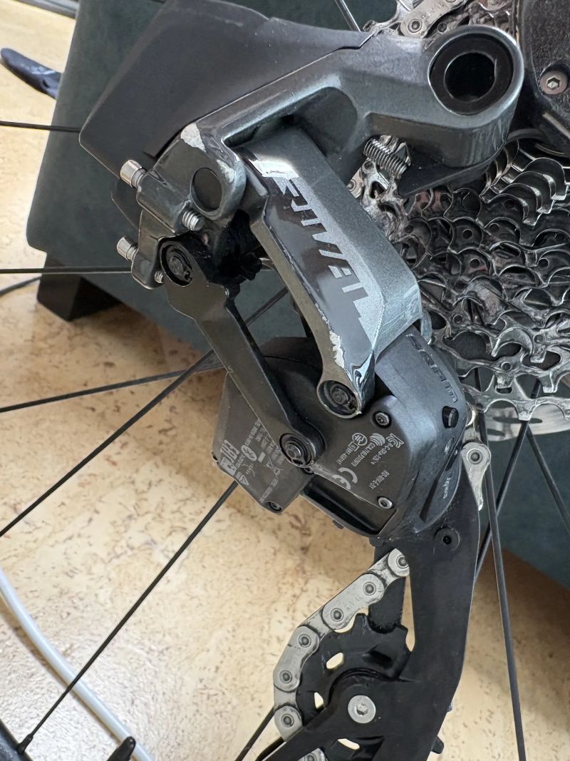 Trek Emonda SL 6 eTap - karbon, elektrické řazení SRAM Rival AXS 2x12