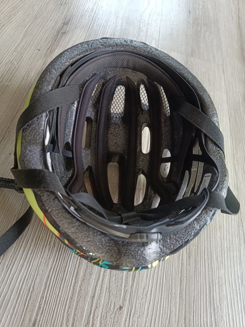 Prodám dětskou helmu GIRO 50-57 cm